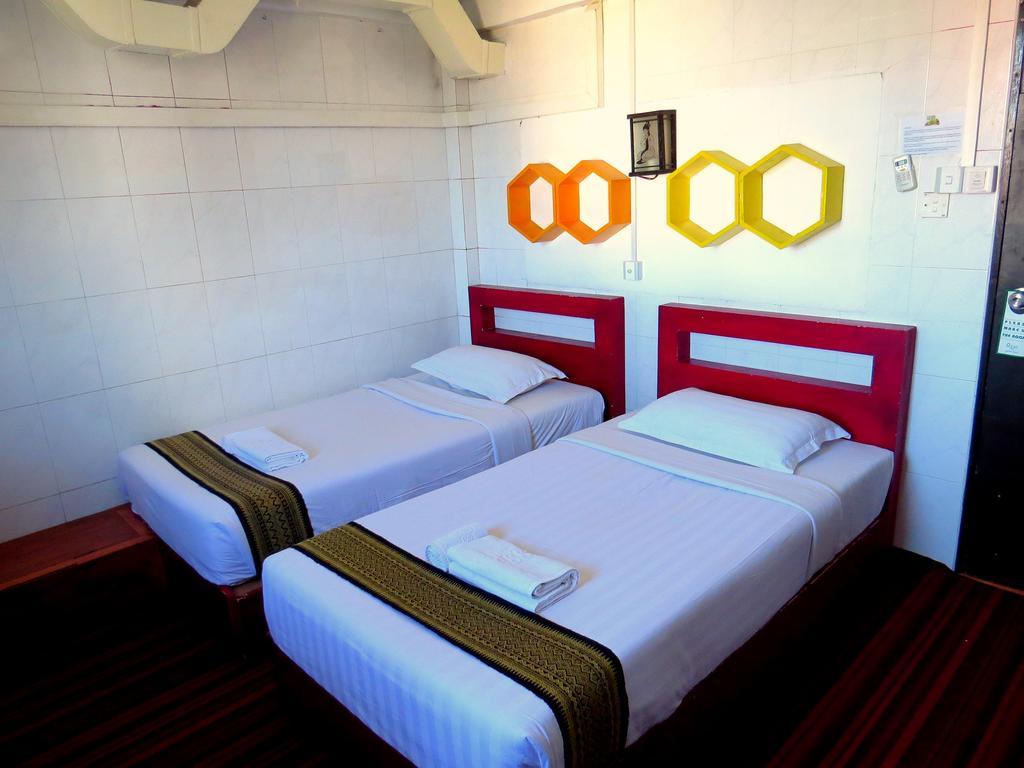 Agga Youth Hotel Янгон Екстериор снимка